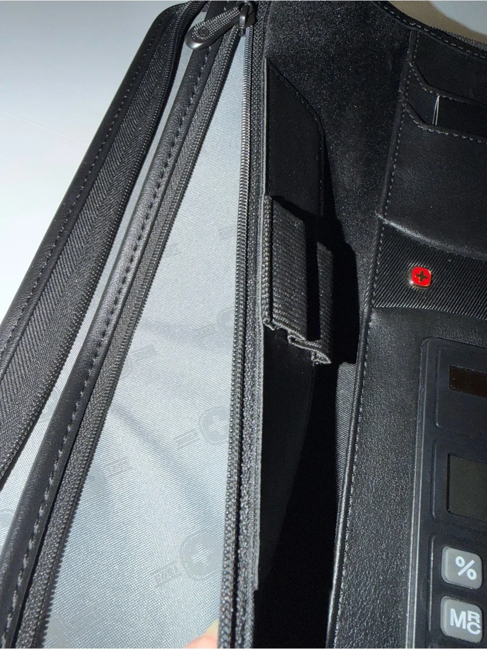 Wenger swiss gear carina A4 ring binder  zip folio/portfolio